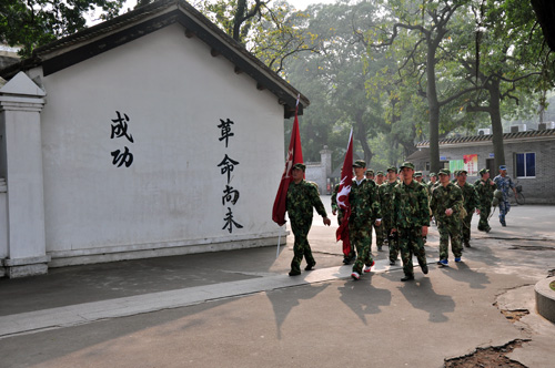 10公里野外拉练，午夜性福利终于到达目的地，黄埔军校旧址